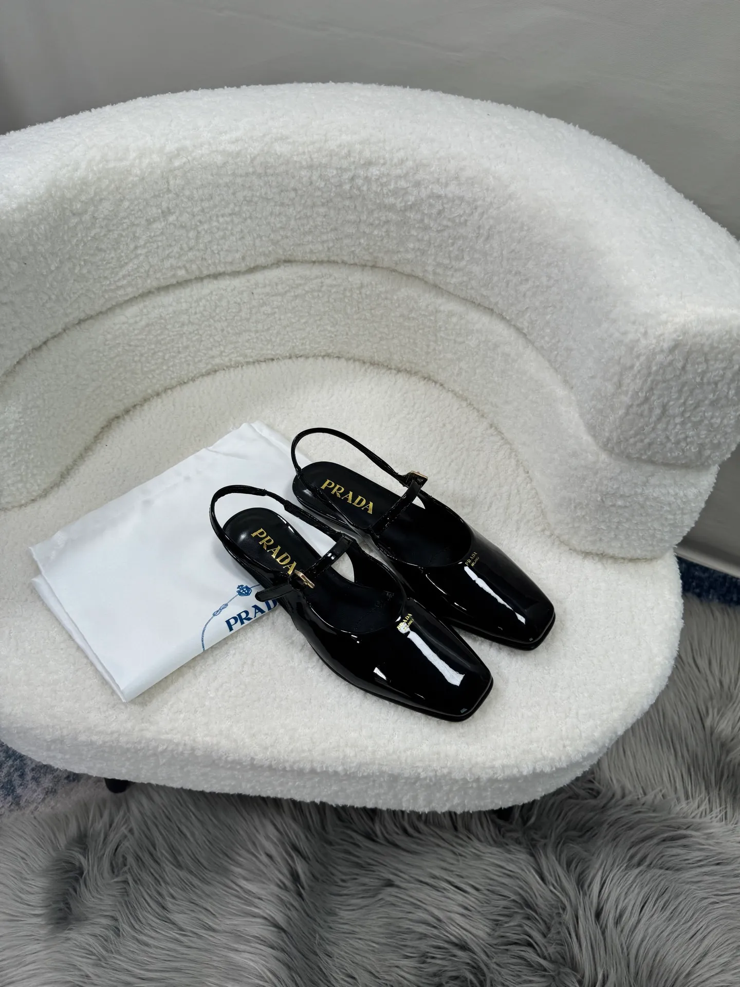 👟👟Ex-factory price 460👟👟Prada top version 🌸2025 launches Prada back-slip shoes, a must-have item for women 🆚😍😍😍——————😍😍😍🆚 💥PRADA's early spring T-stage catwalk show is the same style as "Dreams Never Sleep". Prada can use it on important occasions. The fresh style has a bit of nobility and is perfect on the feet. 💃💃 Wear this shoe with it. It is elegant and crystal clear, regardless of various accessories. The materials are all exclusively customized one-to-one and must be zero-distance from the original. The entire series is full of exciting and unexpected combinations of elements. The expression of different materials and textures of fabrics has a strong artistic flavor, allowing you to appreciate the ever-changing style of Prada girls. Bulling Bulling’s classic + candy color 🍬 paired with a creative letter logo! An eye-catching design! So feminine! Wear it and you will be the most beautiful girl in this gai! 😍😍😍 1⃣ Upper: imported patent leather cowhide 2⃣ Lining: imported mixed sheepskin 3⃣ Outsole: Italian genuine leather outsole 4⃣ Size: 35-40 (41 can be customized)